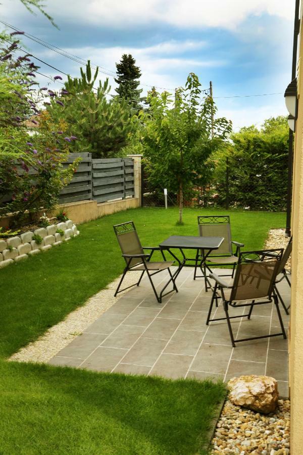 Townhouse On Budapest Border บูดาโอร์ช ภายนอก รูปภาพ