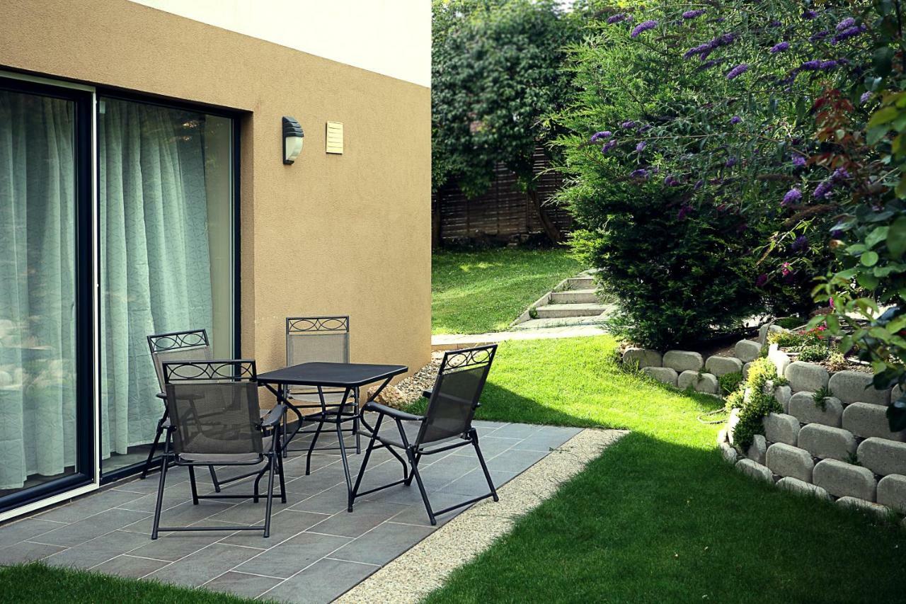 Townhouse On Budapest Border บูดาโอร์ช ภายนอก รูปภาพ